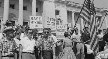 Manifestantes protestam contra a integração da Little Rock, a High School Central do Arkansas, em 1959 - Wikimedia Commons