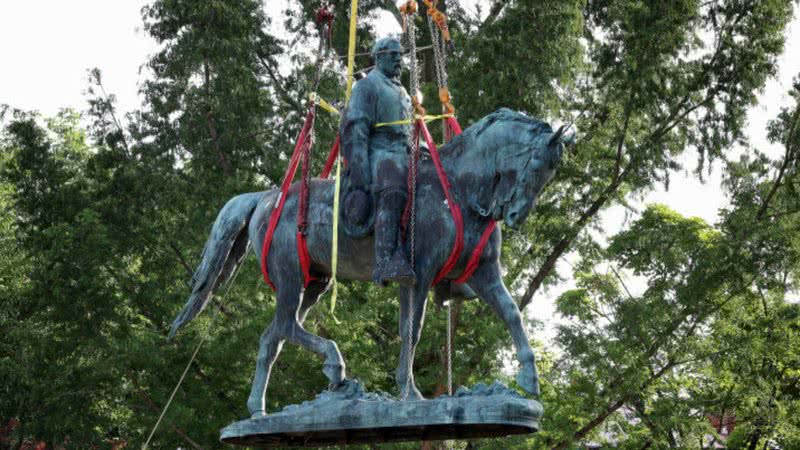 A estátua de Robert E. Lee é feita de bronze e ficava no centro de Charlottesville - Getty Images