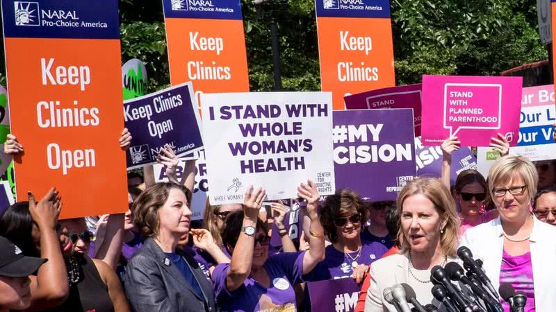 Mulheres protestando sobre clínicas de aborto no Texas - Getty Images