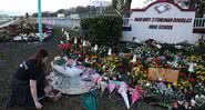 Homenagens deixadas na frente da escola após o tiroteio - Getty Images