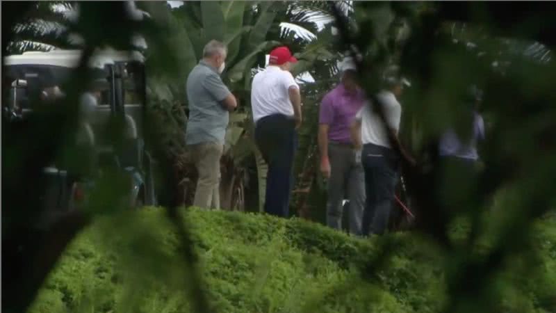 Trump se reúne com Langer em partida amistosa de golfe - Divulgação/Twitter/kaitlancollins/28.12.2020