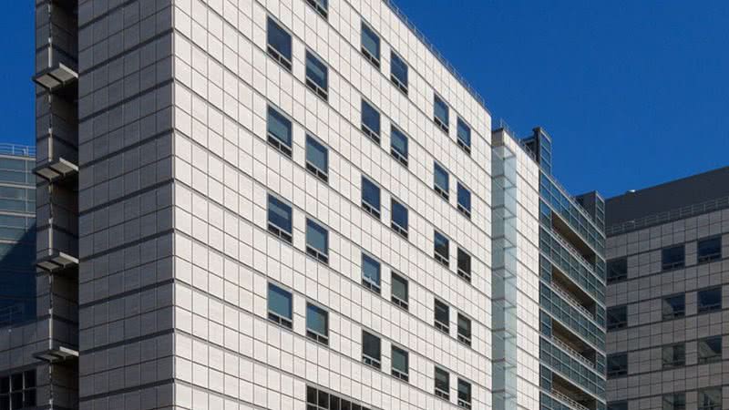 Ronald Reagan UCLA Medical Center, perto da entrada principal do campus - Divulgação/ Rei de Copas / Wikimedia Commons