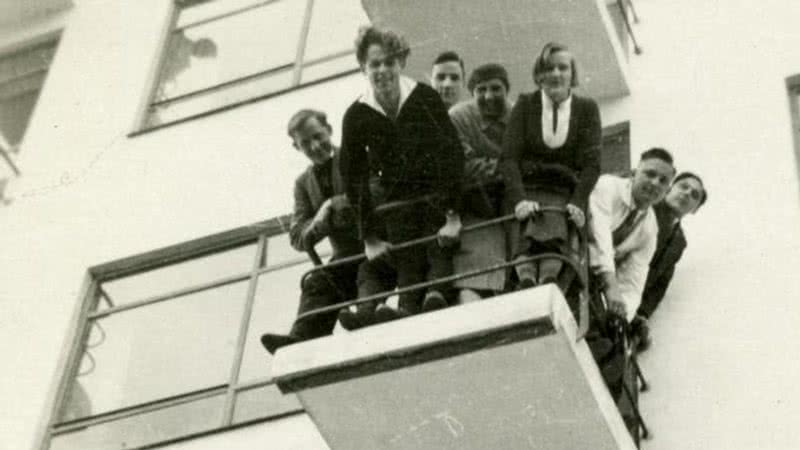 Alunos da Bauhaus em uma sacada da escola, ponto de encontro entre os jovens da época - Stiftung Bauhaus Dessau