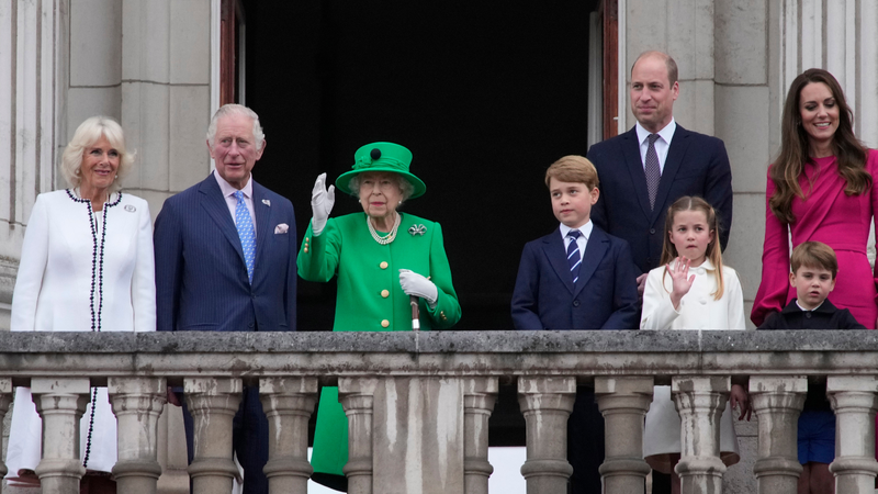 Membros da Família Real Britânica reunidos em fotografia - Getty Images