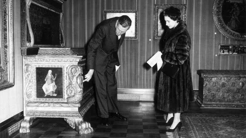 Princesa Margaret, irmã da rainha Elizabeth II, com sir Anthony Blunt no Instituto de Arte Courtauld de Londres - Getty Images