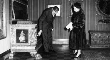 Princesa Margaret, irmã da rainha Elizabeth II, com sir Anthony Blunt no Instituto de Arte Courtauld de Londres - Getty Images