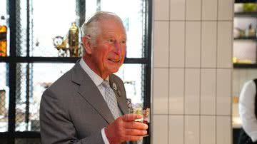 Charles em 2021, tomando um drinque que ele mesmo fez na Johnnie Walker Princes Street, um espaço imersivo para celebrar a marca de bebidas alcoólicas - WPA Pool/Getty Images