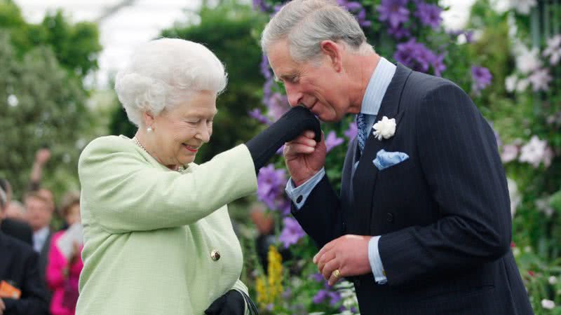 Rainha Elizabeth ao lado do então príncipe Charles - Getty Images