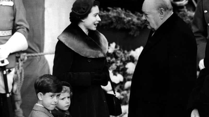 Elizabeth II, príncipe Charles e princesa Anne com o primeiro-ministro Winston Churchill - Getty Images