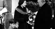 Elizabeth II, príncipe Charles e princesa Anne com o primeiro-ministro Winston Churchill - Getty Images