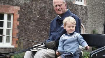 Fotografia mostrando momento em família entre Philip e George, seu bisneto - Divulgação / Twitter