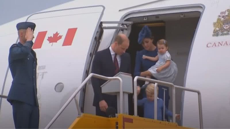 Kate Middleton e Príncipe William saindo de avião com seus filhos - Divulgação/Youtube