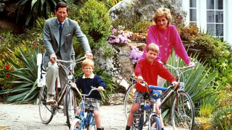 Diana andando de bicicleta ao lado de Charles, William e Harry - Divulgação/Twitter/BBC