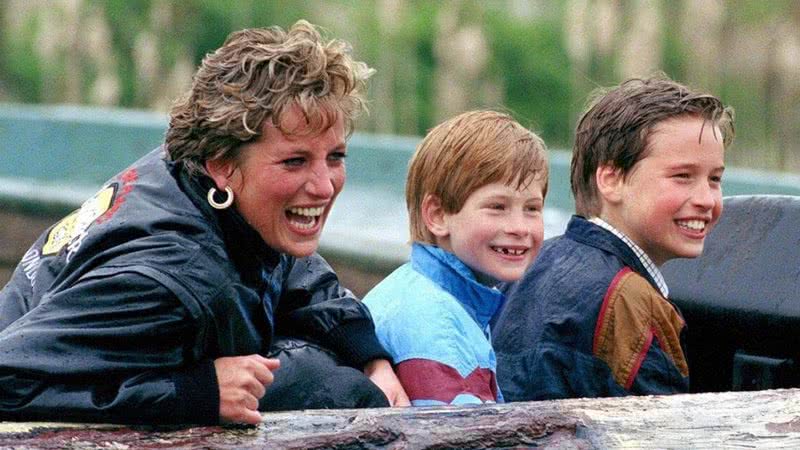 Princesa Diana com seus filhos, Harry e William - Divulgação/Pinterest