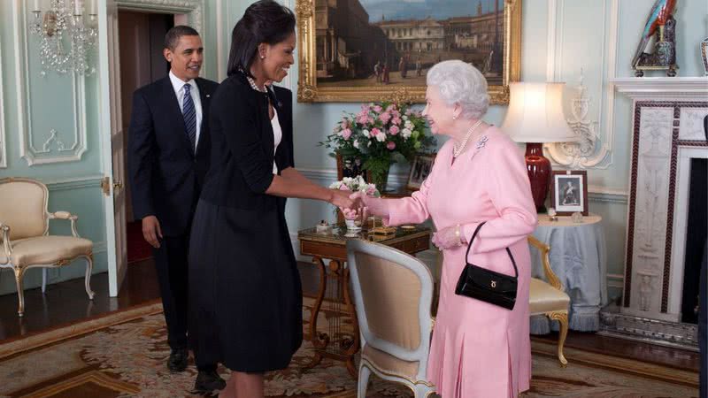 Elizabeth II cumprimenta Michelle Obama, então primeira-dama dos EUA - Wikimedia Commons