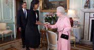 Elizabeth II cumprimenta Michelle Obama, então primeira-dama dos EUA - Wikimedia Commons