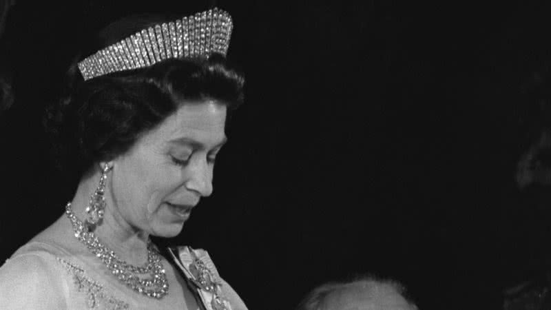 Elizabeth II dando discurso, no evento também estava presente Gerald Ford, ex-presidente americano - Domínio Público/Arquivo Nacional Dos EUA