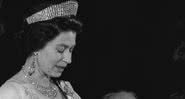 Elizabeth II dando discurso, no evento também estava presente Gerald Ford, ex-presidente americano - Domínio Público/Arquivo Nacional Dos EUA