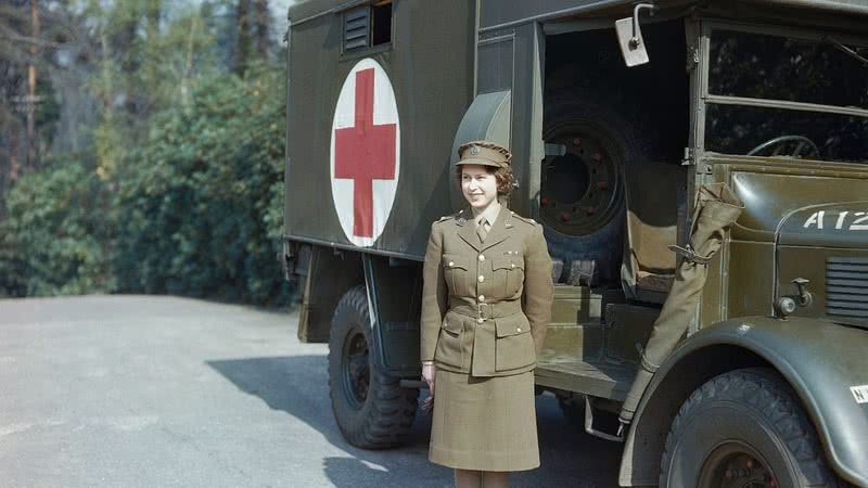 Fotografia de Elizabeth II durante serviço na Segunda Guerra - Imperial War Museums via Wikimedia Commons