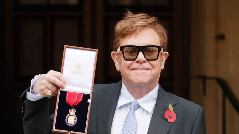 Elton John recebendo honraria - Getty Images