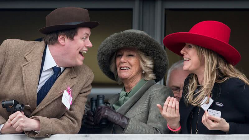 Fotografia mostrando Camilla Parker Bowles com seus dois filhos, Tom Parker Bowles e Laura Lopes - Getty Images