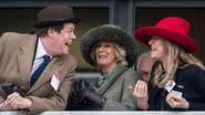 Fotografia mostrando Camilla Parker Bowles com seus dois filhos, Tom Parker Bowles e Laura Lopes - Getty Images