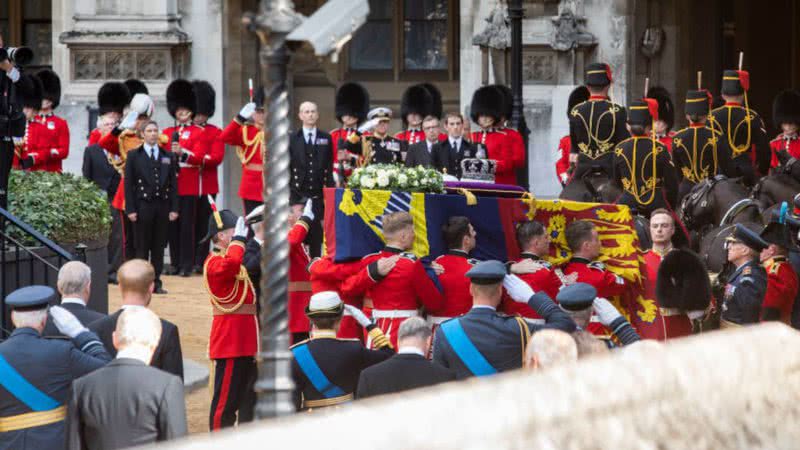 Multidão reunida para primeira cerimônia funerária da rainha Elizabeth II, na Escócia - Getty Images