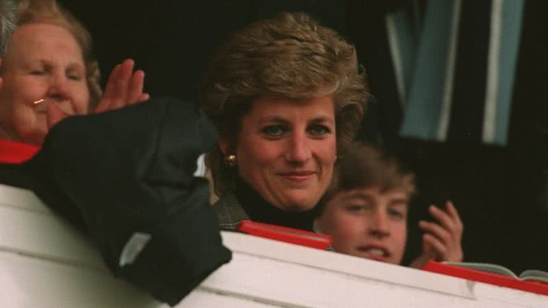 Diana sendo aplaudida durante presença em estádio, em 1995 - Getty Images