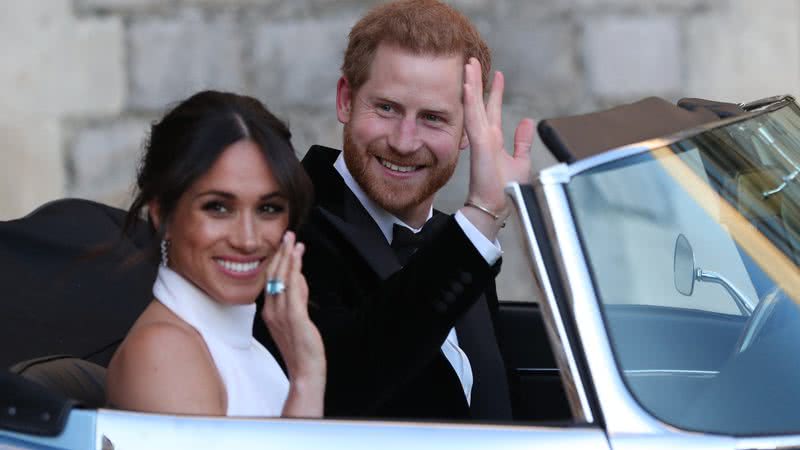 Imagem de Meghan e Harry acenando em carro - Getty Images