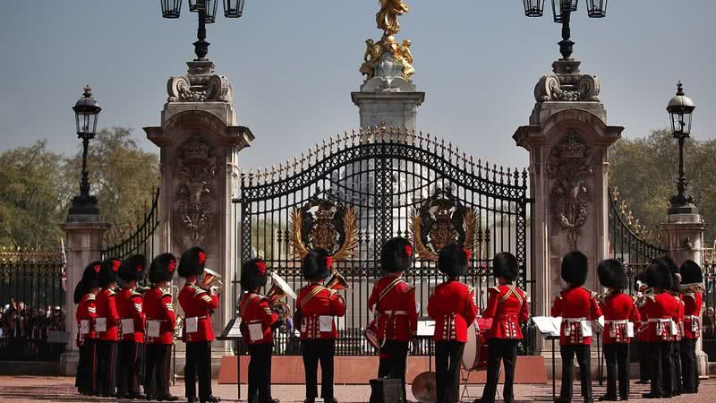 Guardas no portão do Palácio Buckingham, na Inglaterra - Getty Images