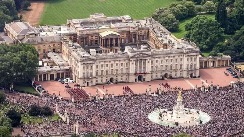 Palácio de Buckingham durante comemorações do aniversário de 90 anos da rainha - Wikimedia Commons