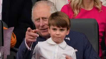 Príncipe Louis junto do avô, o rei Charles - Getty Images