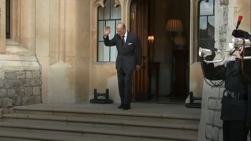 Philip acena ao lado de corneteiros na entrada de Windsor - Divulgação / Vídeo BBC