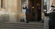 Philip acena ao lado de corneteiros na entrada de Windsor - Divulgação / Vídeo BBC