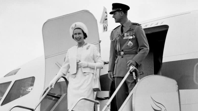 Rainha Elizabeth e Príncipe Philip descendo de um avião - Wikimedia Commons