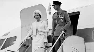 Rainha Elizabeth e Príncipe Philip descendo de um avião - Wikimedia Commons