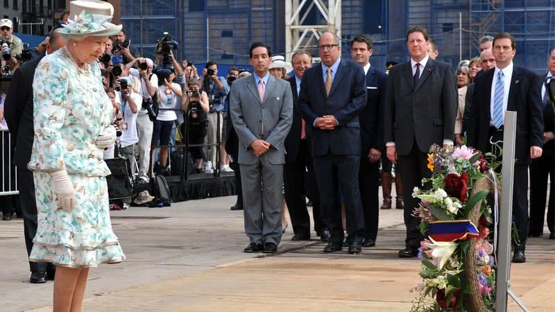 Elizabeth II deposita uma coroa de flores no local do World Trade Center, em 6 de julho de 2010 - Getty Images