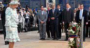 Elizabeth II deposita uma coroa de flores no local do World Trade Center, em 6 de julho de 2010 - Getty Images