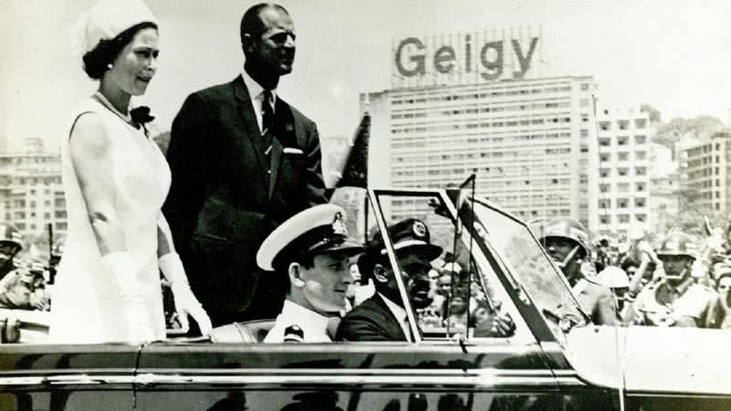 Elizabeth e Philip desfilando em carro aberto pelo Rio - Arquivo Histórico do Itamaraty