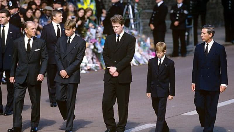 Philip, William, Charles Spencer, Harry e Charles em cortejo no funeral de Diana, em 1997 - Divulgação