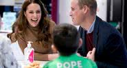 William e Kate falando com Deacon Glover - Getty Images