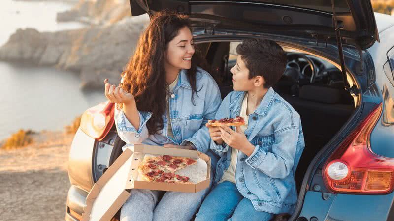 Degustar a gastronomia local está entre as principais vivências dos viajantes (Imagem: Evgeniya Grande | Shutterstock)