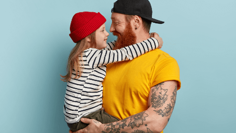 Tatuagens podem ser usadas para homenagear os filhos (Imagem: wayhomestudio | Freepik)