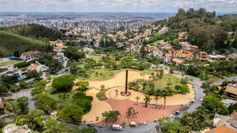 A capital mineira possui diversidade de destinos (Imagem: Luis War | ShutterStock)