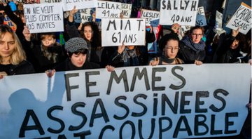 Manifestantes protestando contra a violência as mulheres, em Bruxelas, em 24 de novembro de 2019 - Getty Images