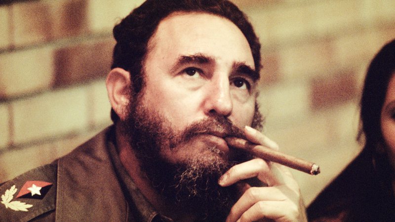 Fidel Castro fumando charuto - Getty Images