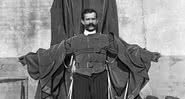 Franz Reichelt com seu primeiro protótipo de paraquedas - Getty Images