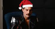 Montagem de Freddie Mercury com o famoso gorro do Papai Noel - Getty Images