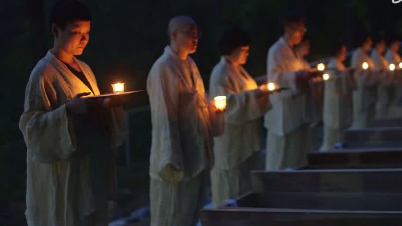 Coreanos prestando respeito em cerimônia funerária de tradição sul-coreana - Divulgação / YouTube