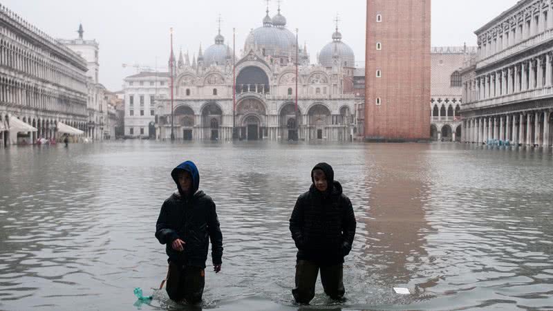 Praça de São Marcos é coberta de água durante uma maré alta excepcional em 13 de novembro de 2019 em Veneza, Itália - Getty Images